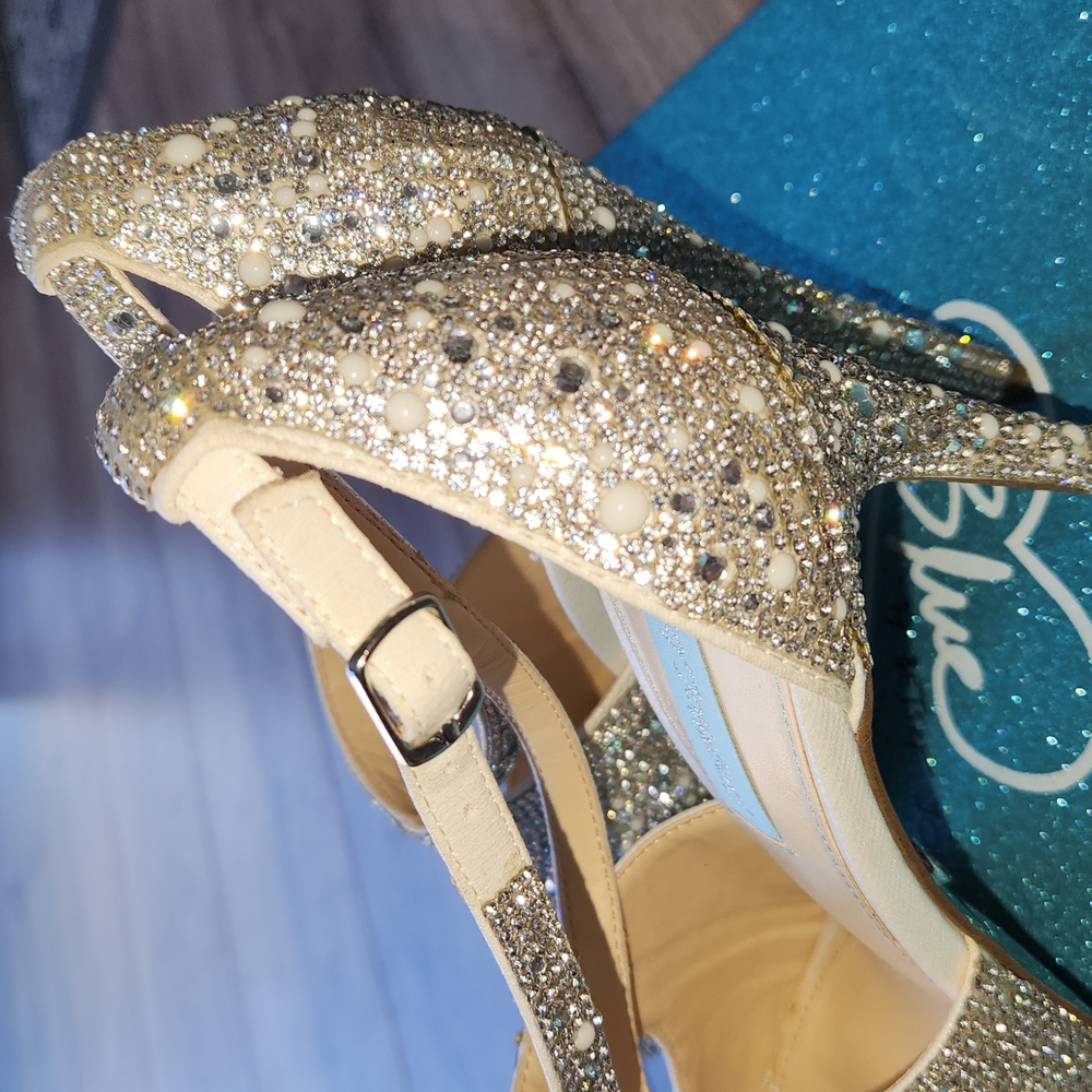 Beautiful white heels - Picture 9 of 12